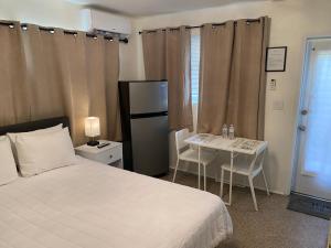 Postel nebo postele na pokoji v ubytování Tiana Beach Inn