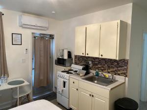 Kuchyň nebo kuchyňský kout v ubytování Tiana Beach Inn
