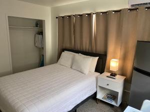 Postel nebo postele na pokoji v ubytování Tiana Beach Inn