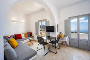 - un salon avec un canapé et une table dans l'établissement Astivi Santorini Apartments, à Pyrgos