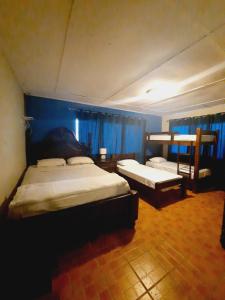 Postelja oz. postelje v sobi nastanitve BlueRock Hostal