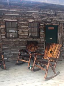Gallery image of Acorn Hideaways Canton Old West Bunkhouse for 9 - Trail's End Corral in Canton