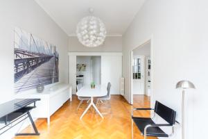 Posedenie v ubytovaní Spacious and brilliant apartment in Duomo by Easylife
