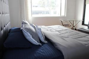 Postel nebo postele na pokoji v ubytování Hotel Dorado Plaza Bogota