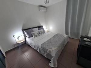 una camera da letto con un letto con due lampade sopra di Antilo - appartement proche mer a Le Diamant