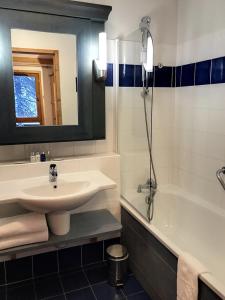 a bathroom with a sink and a shower and a tub at Superbe Appartement 6 personnes Ski-in Ski-out Arc 1950 in Bourg-Saint-Maurice