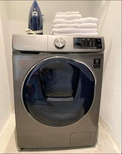 Un lave-linge et des serviettes sont fournis. dans l'établissement Vida Boho Apart 12 with special fee to access Hotel Bardo, à Tulum