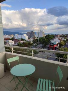 balcón con mesa, sillas y vistas a la ciudad en Lunas de Salta depto, cochera, balcón a 600m plaza principal en Salta