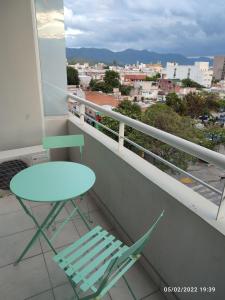 - Balcón con vistas, mesa y silla en Lunas de Salta depto, cochera, balcón a 600m plaza principal en Salta