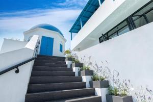 una escalera que conduce a una casa con una puerta azul en Blue White en Wujie