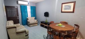 a living room with a wooden table and chairs at Casa Huasteca Potosina in Ciudad Valles