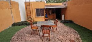 a table and four chairs sitting around a patio at Casa Huasteca Potosina in Ciudad Valles