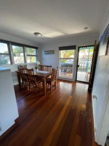 Gallery image of Pet Friendly Cottage in Torquay - Hervey Bay 430m or 5 min walk to dog friendly Shelly Beach in Torquay