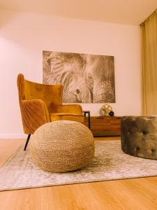 sala de estar con silla y reposapiés en Newly Renovated Super-Chic Apartment en Nicosia