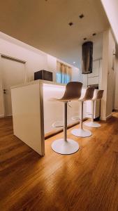 A seating area at Newly Renovated Super-Chic Apartment