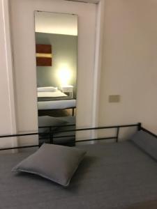 Posteľ alebo postele v izbe v ubytovaní Venice and Venice Apartments - private rooms in shared apartment