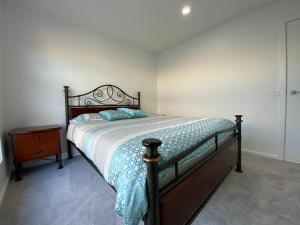 A bed or beds in a room at Beautiful New Holiday Place 5 Mins To Beach With Kitchen And Office Nook