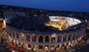 uma vista aérea de um concerto no anfiteatro em Verona Apartments & Rooms em Verona