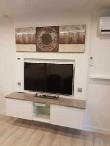 A television and/or entertainment centre at Studio ANDREA D2