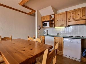 Appartement La Plagne, 3 pièces, 7 personnes - FR-1-455-73にあるキッチンまたは簡易キッチン