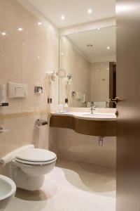 Bathroom sa Motel Cuore Gadesco - Hotel - Motel - Cremona - CR