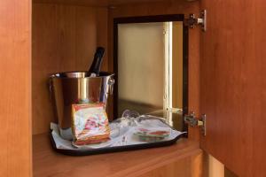 a counter with a knife and a pot on a shelf at Motel Cuore Gadesco - Hotel - Motel - Cremona - CR in Ca deʼ Mari