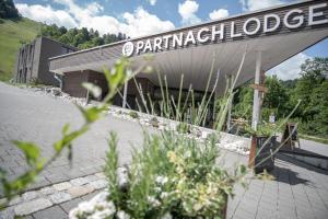 un edificio con un letrero que lee farmacotecnologia en Partnachlodge en Garmisch-Partenkirchen
