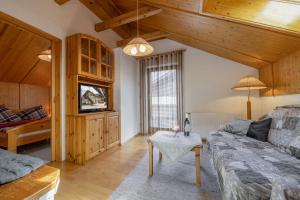 Televízia a/alebo spoločenská miestnosť v ubytovaní Ferienhaus Schmied