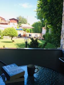 オグニャノヴォにあるHouse of Timeの本とコーヒーカップが置かれたテーブル