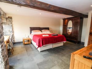 Кровать или кровати в номере Maestyddyn Farm House