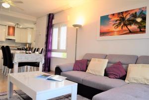 uma sala de estar com um sofá e uma mesa em FABULOUS 2 BED 2 BATH APARTMENT ! em Villamartin