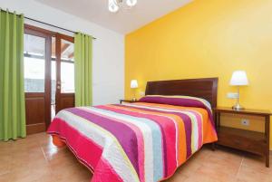 プラヤ・ブランカにあるVilla del Surのベッドルーム1室(カラフルな毛布付きのベッド1台付)