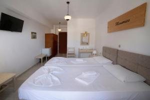 Postel nebo postele na pokoji v ubytování Κastro Ηotel