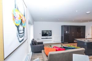 TV a/nebo společenská místnost v ubytování LOVELY 2 BED APARTMENT WITH PARKING