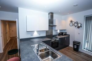 Kitchen o kitchenette sa LOVELY 2 BED APARTMENT WITH PARKING