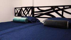 Una cama con sábanas azules y una almohada encima. en Ocean Suites 2 Sea view Ocean Beach Club Resort, en Playas 16 fotos más