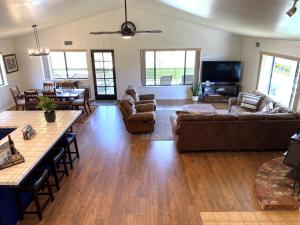 ein großes Wohnzimmer mit Sofas und einem TV in der Unterkunft Kern River Retreat - Walk to River & Downtown! retreat in Kernville