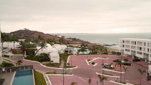 Una vista aérea de un resort con el océano. en Ocean Suites 2 Sea view Ocean Beach Club Resort, en Playas