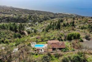 an aerial view of a house with a swimming pool at Villa El Topo by Rural La Palma in El Pinillo