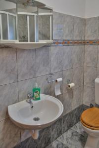 Apartmani Biba في سينج: حمام مع حوض ومرحاض