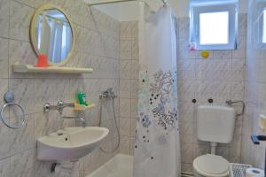 Apartmani Biba في سينج: حمام مع حوض ومرحاض ومرآة