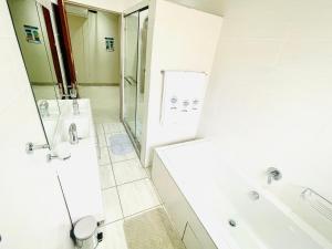 C&C HOTEL VIBES Randpark Ridge JHB 14 Units Availableにあるバスルーム