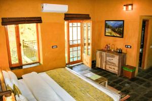 TV a/nebo společenská místnost v ubytování Prakriti Aalay - Riverside Mountain View Boutique Eco Resort