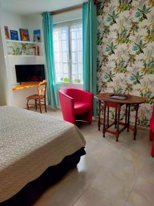 1 dormitorio con 1 cama, mesa y sillas en Petit Châtelet bis en Hirel