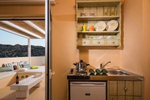 una cucina con lavandino e piano di lavoro di Astoria Hotel ad Agia Galini