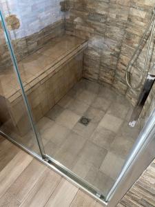 una doccia con porta in vetro in bagno di CASA DI ALICE A 250 METRI DAL MARE a Noto