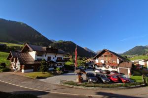 una piccola città con auto parcheggiate in un parcheggio di Gatterhof a Riezlern