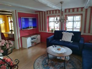 ein Wohnzimmer mit einem blauen Sofa und einem Tisch in der Unterkunft Ferienhaus Gero in Gernrode - Harz