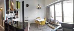 cocina con mesa y sillas y comedor en Apartament Górski, en Ustroń