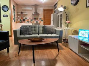 ein Wohnzimmer mit einem Sofa und einem Couchtisch in der Unterkunft SUITE VINTAGE LEON in León
